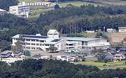 弓張山地の雨生山から望む新城市立八名小学校(2018年9月16日撮影)