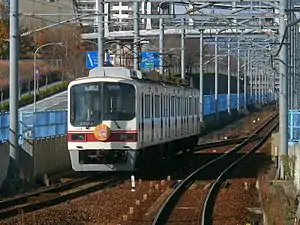 南ウッディタウン駅を出発した2000系電車による上り列車(2008年11月26日)