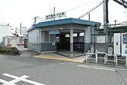 上り線側駅舎（2018年3月）（駅舎の左には5000系電車を模したデザインの公衆便所がある）