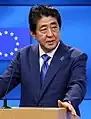 ブリュッセルで会見に臨む安倍晋三
