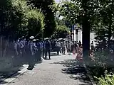 一般献花台への列と警戒に当たる警察官。
