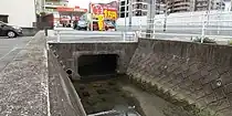 汐入川(荒江三丁目交差点付近、左:昭代、右:原)