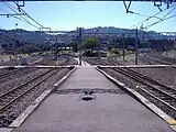 駅南方にある中央本線の分岐（2006年10月）左がみどり湖・小野方面、右が洗馬方面
