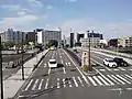 画面奥が鶴見駅方向。右側の潮鶴橋と左側の新潮鶴橋が並行して架かるが、幅の広い一体の橋の外観を持つ。