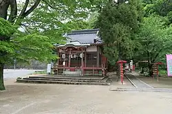 塩屋神社(右奥が龍宮神社、左の木が大慶の木)