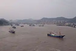 銅瓦門大橋から望む石浦漁港