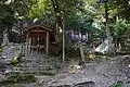 岩戸社（左）と磐座（右）