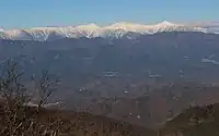 赤石山脈(南アルプス)の白峰三山(左から農鳥岳、間ノ岳、北岳)、手前右に櫛形山)