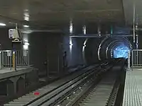 上りホームから白庭トンネル越しに東望(トンネルの向こうに学研北生駒駅が見える)