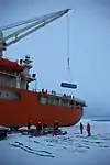 南極にて荷物の積み下ろし