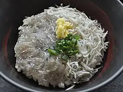 静岡県富士市にある「港田子の浦港 漁協食堂」のハーフ丼(釜揚げと生シラスのしらす丼)