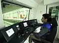 エフサーン駅のホームで停車している電車内の運転士