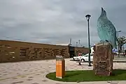 駅舎とオジロワシ像