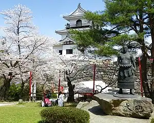 白石城と大砲万右エ門像