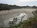 揚水発電の湖である城山湖が、10年に１度施設点検のため湖の水を抜いている風景。