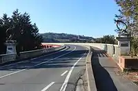北側の右岸から望む城山大橋、片側1車線の車道と片側に歩道