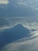 シシャルディン山を上空から望む。2013年11月24日撮影