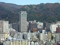 日中の碇山と市章山