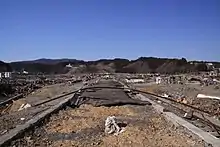 志津川駅から気仙沼駅方面を望む(2011年4月)