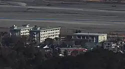 西側の朝鮮岩から望む静岡市立長田北小学校(2019年2月2日撮影)