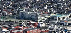西側の朝鮮岩から望む静岡市立長田南小学校(2018年1月30日撮影)