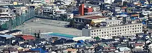 西側の朝鮮岩から望む静岡市立長田西中学校（2016年12月10日撮影）