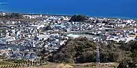 静岡市立由比中学校と周辺の街並み