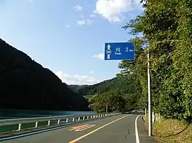 「月まで3km」の標識