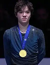2019年四大陸選手権の表彰式で金メダルをかける宇野昌磨
