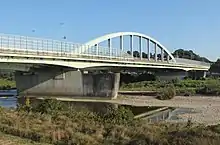 単弦ローゼ橋。下流側の一般部は未供用である。橋脚の隅に丸みを与え、下方を絞り込んでいる。