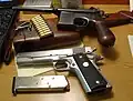 代表的なショートリコイル方式自動拳銃であるモーゼルC96とM1911