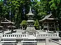 多宝塔と右奥に鐘楼