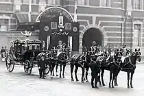 1928年（昭和3年）の即位の礼における特別御料儀装車。騎馭式に改修され、御者台が撤去され、進行方向左側の3頭に御者が騎乗している。