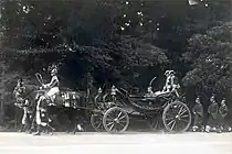 即位の礼における伊勢神宮参拝（親謁の儀）に際して、2頭立ての本馬車に乗る昭和天皇（1928年）