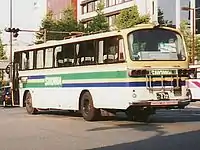 フロントマスクを交換した車両の例(昭和自動車 三菱K-MS613N)。西日本車体工業C型に似せた前面形状となっている