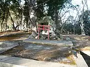 天守台の祠と鳥居