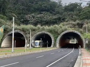 双安トンネルを走行する列車
