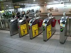 コンコースと改札口