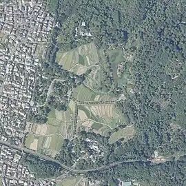修学院離宮付近の空中写真。(2020年撮影)画像中央上部に見える池は浴龍池。