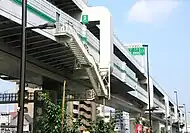 首都高速中央環状線の上下線分離方式の高架2層構造（画像左）と2号東山線の半地下構造（画像右）。都心環状線の計画段階ではこのタイプが考案された。