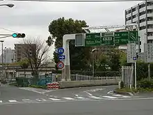 新吉田川跡に造られた首都高速阪東橋出入口は、東名高速や横浜横須賀道路方面から横浜中心部へのルートとして重要である。