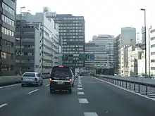 冒頭、棚尾社長の乗るオープンカーが降りた「首都高速都心環状線・呉服橋出入口」