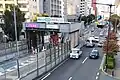 歩道橋から望む。奥にトンネルの出入口が見える（2023年10月）