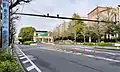 右の建物群が国立オリンピック記念青少年総合センター。左を進むと参宮橋駅の脇に出る。