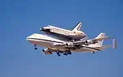 シャトル輸送機に載せられているアトランティス