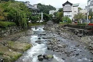 温泉街を流れる修善寺川