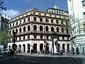 BNPパリバ本店とメゾン・ドレのファサード。