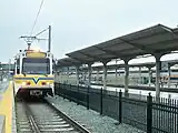 ライトレールのりば（手前）とアムトラックのりば（柵の向こう側）