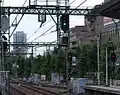品川駅1番線の出発信号と列車種別表示灯。エアポート快特であることを示す「エ」が表示されている。（2010年8月）