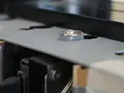 シリコンラバー製のグロメット。この例では振動を伝えないようにするために使われている。